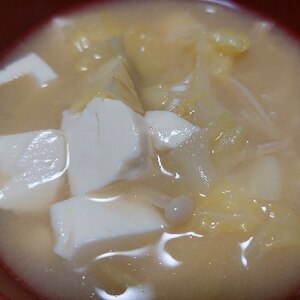 豆腐とキャベツのお味噌汁